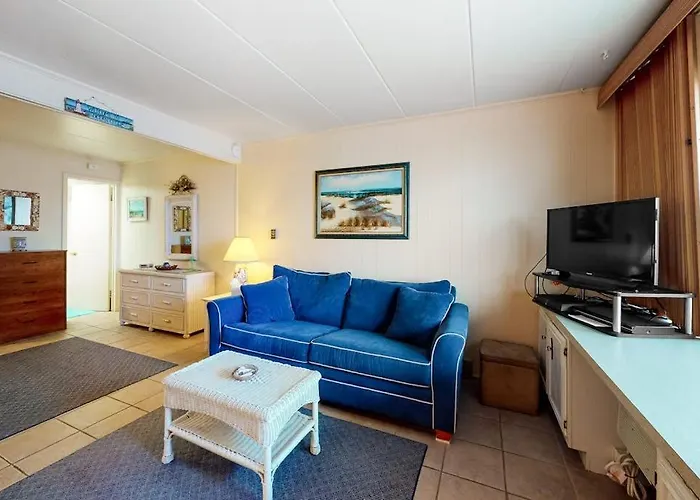 Apartment Three Cheers 106n *